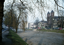 801541 Gezicht op de gedempte Stadsbuitengracht te Utrecht, met links de Catharijnesingel en op de achtergrond het ...